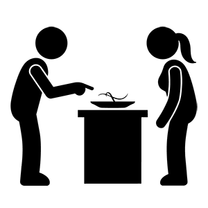 料理に入った髪の毛などの異物を指差して指摘している客と店員